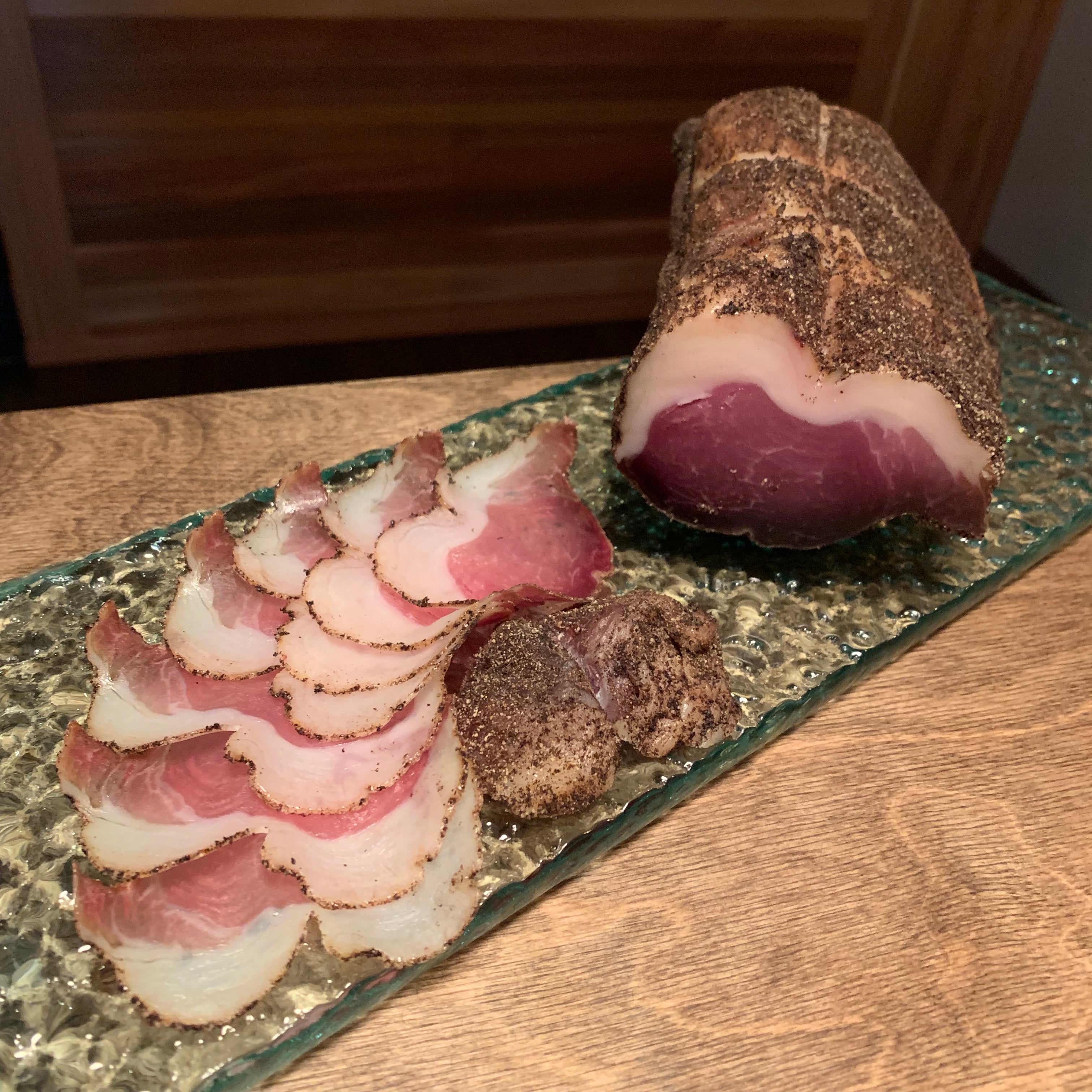 Lonzo artisanal d’inspiration corse aux épices, fait à la Salaison du Bistro D, charcuterie sèche maturée, texture tendre et fondante, format 50 g, idéal pour plateau et apéritif
