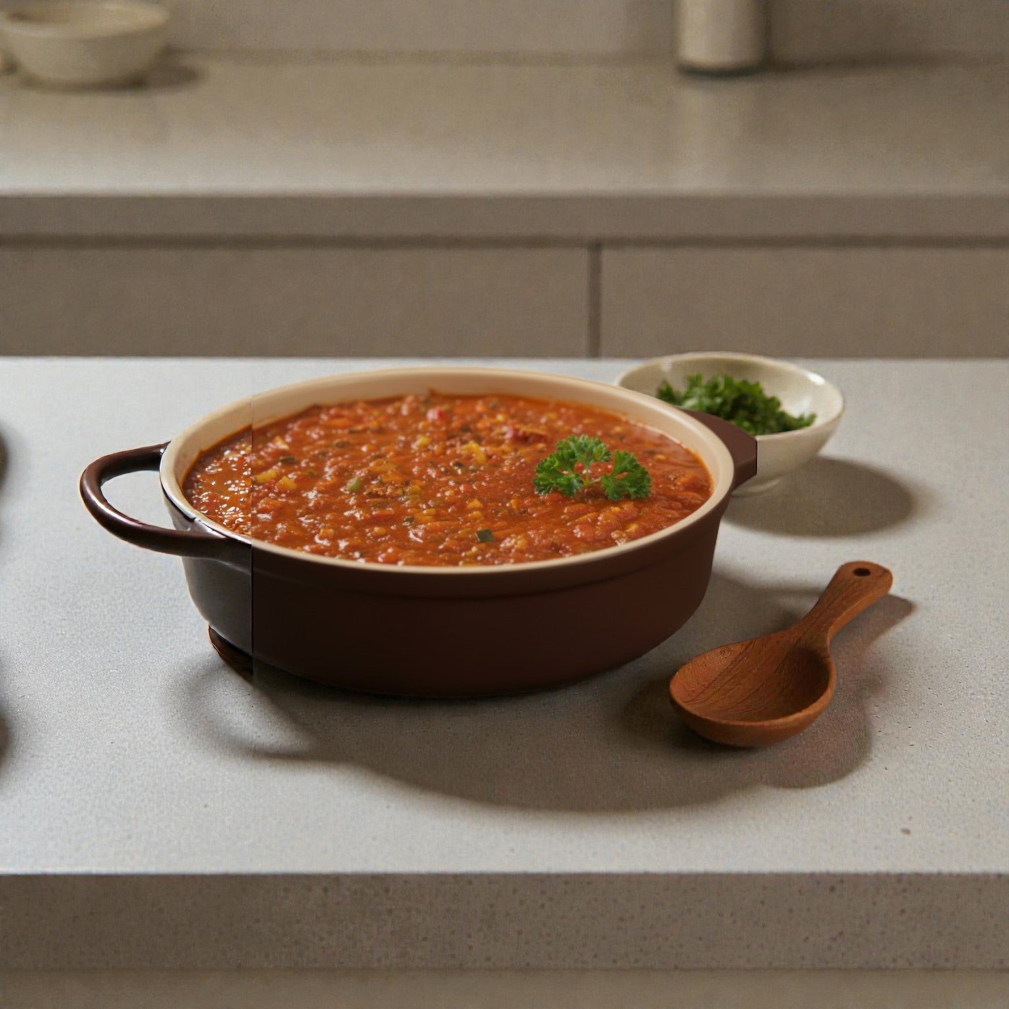 Sauce à spaghetti maison au bœuf et porc, mijotée lentement, texture riche et consistante, format 1 litre sous vide, idéale pour repas familiaux