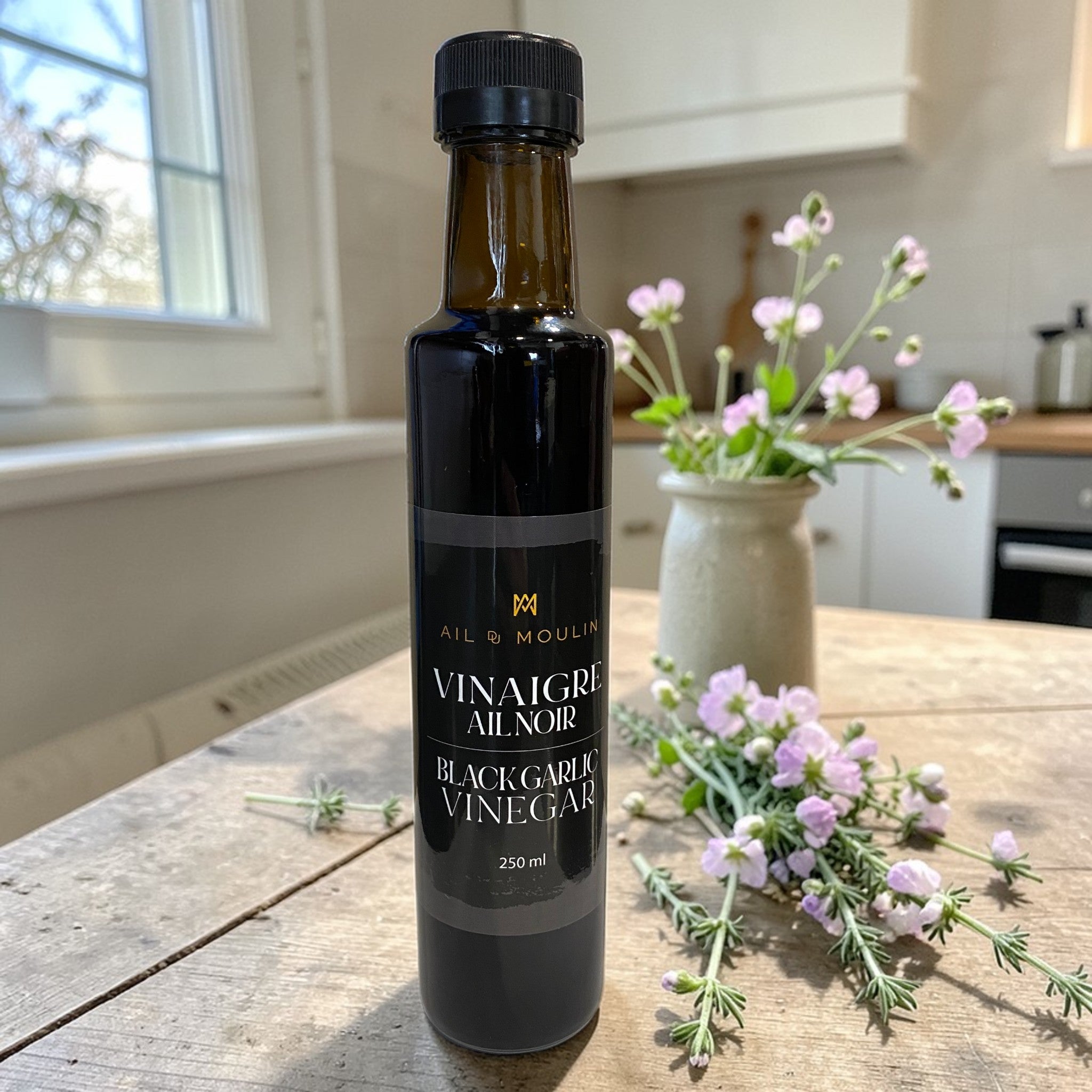 Bouteille de vinaigre à l’ail noir biologique – produit du Québec – condiment umami
