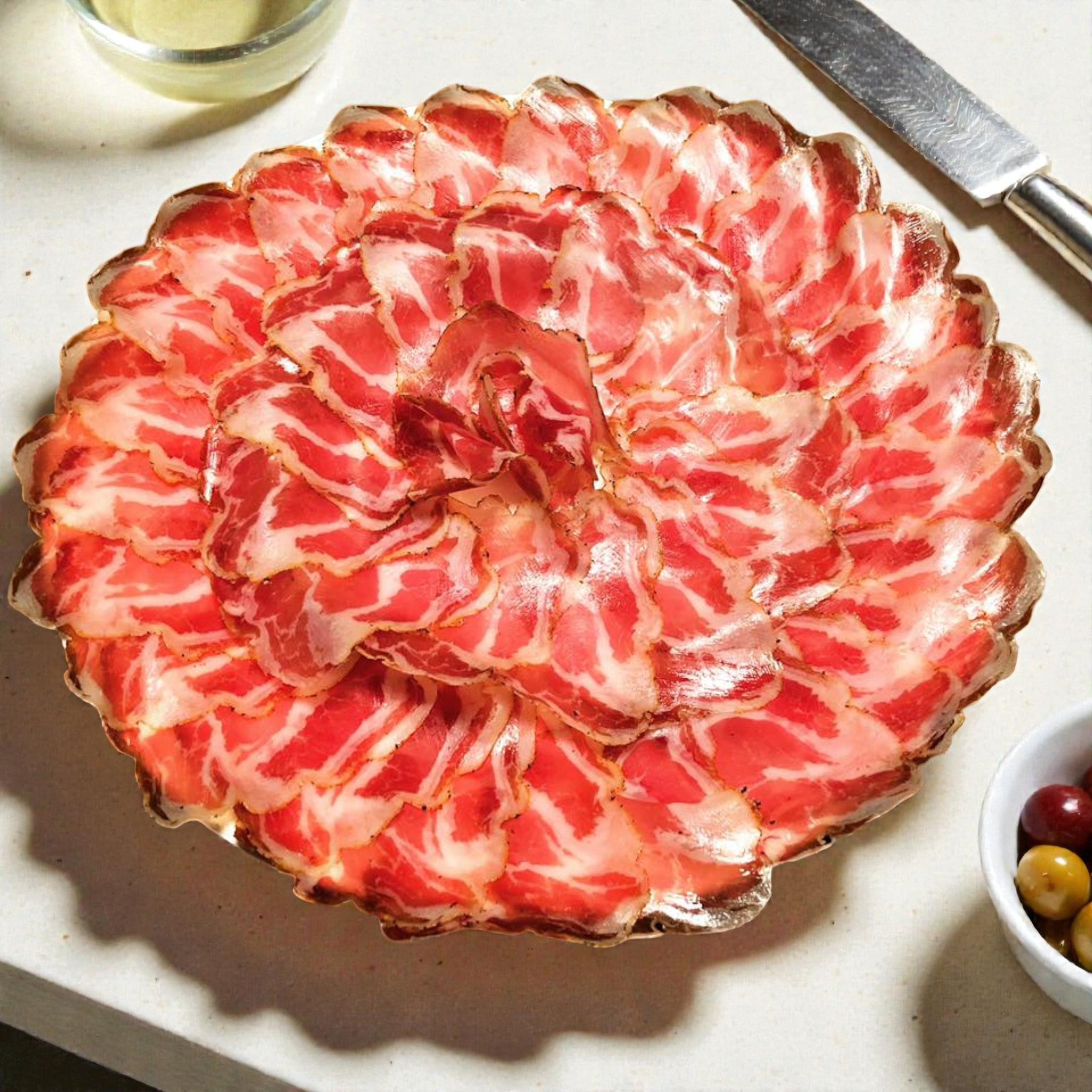 Coppa artisanale au piment Gorria faite à la Salaison du Bistro D, charcuterie affinée, texture fondante et épices équilibrées, format 100 g, idéale pour plateau